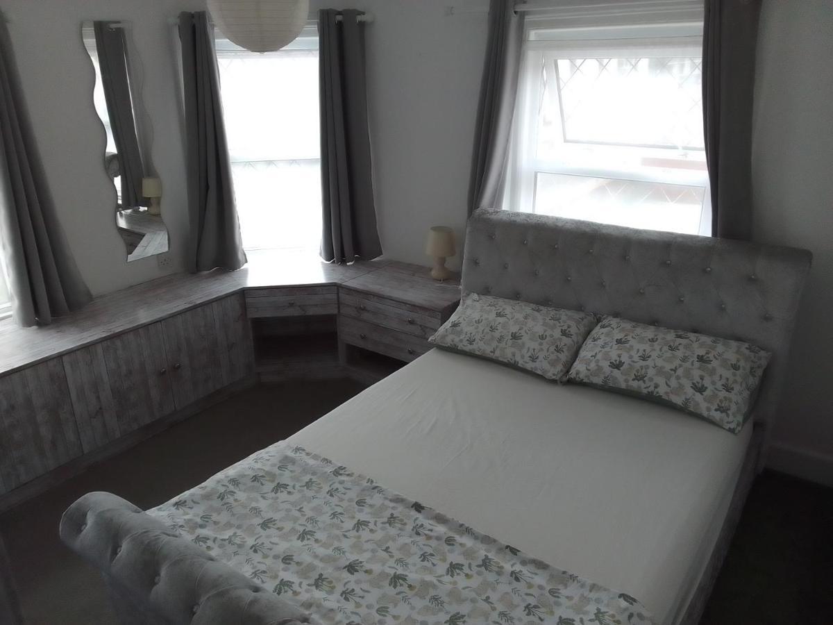South Coast Guest Rooms With Free Parking Пул Екстер'єр фото