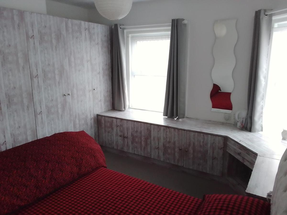 South Coast Guest Rooms With Free Parking Пул Екстер'єр фото